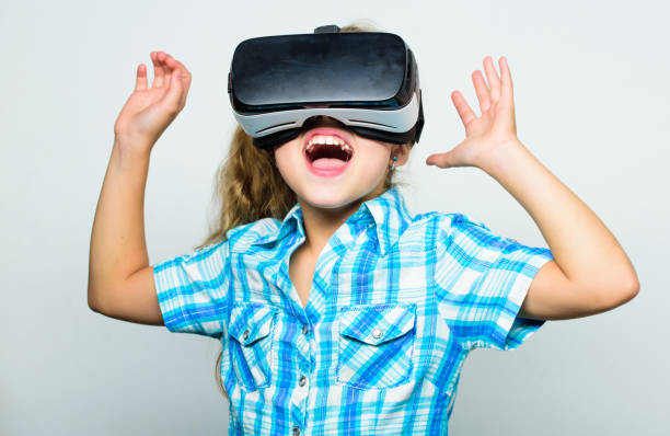 niña linda niña con pantalla montada en la cabeza sobre fondo blanco. concepto de realidad virtual. los niños pequeños usan la realidad virtual de tecnología moderna. educación virtual para escolares. obtenga una experiencia virtual - pantalla montada en la cabeza fotografías e imágenes de stock