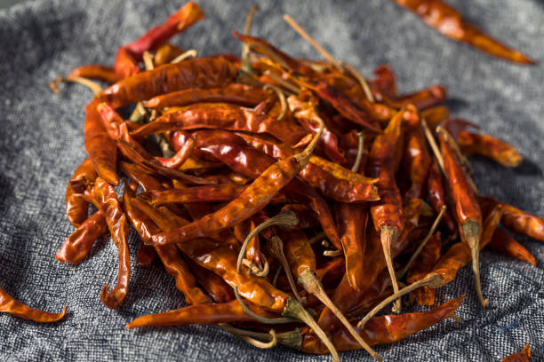 сухой красный органический чилийский перец де арбол - pepper spice dried plant image стоковые фото и изображения