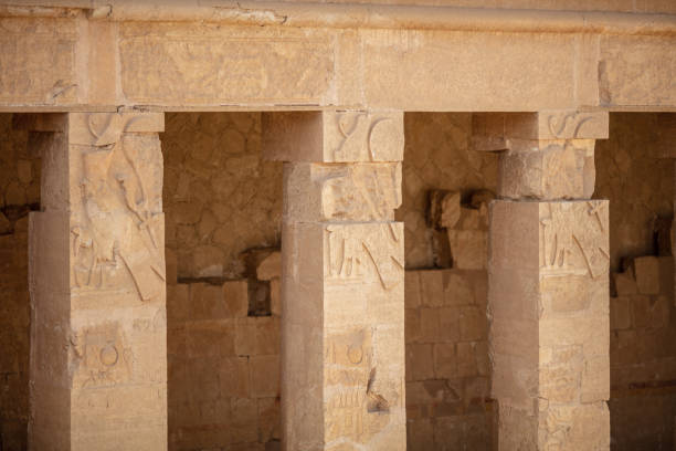 vista do templo de hatshepsut. templo mortuário do faraó da dinastia hatshepsut. jeser-jeseru é uma obra-prima da arquitetura egípcia antiga. o santuário é esculpido nas rochas. - egyptian dynasty - fotografias e filmes do acervo