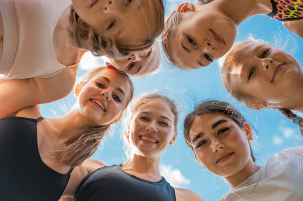 Grupo de niños y niñas con entrenadora femenina - foto de stock