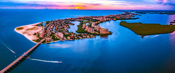 ft myers beach, florida guardando a nord - fort myers foto e immagini stock