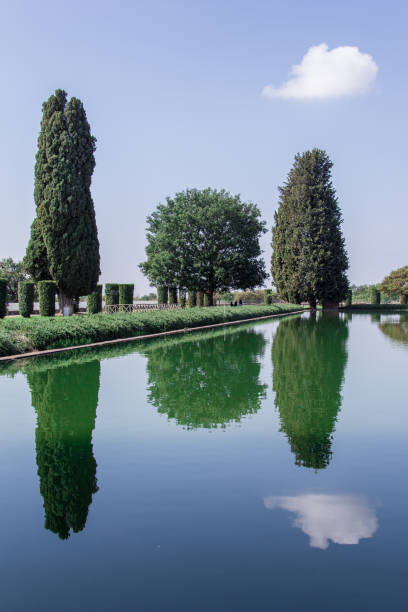 lagoa refletindo em adriano villa - hadrians villa - fotografias e filmes do acervo