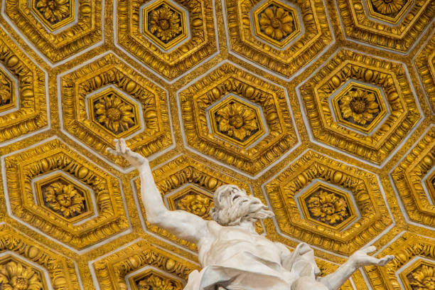 statue et plafond en forme de dôme doré à rome. - apse photos et images de collection