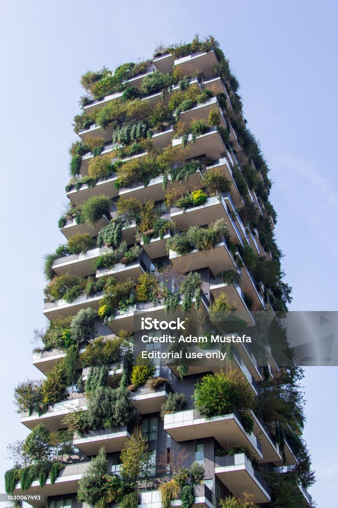 Bosco Verticale, Milán Bosco Verticale in Milan, Italy. A modern architecture residential building covered in green landscaping. 2015 Stock Photo