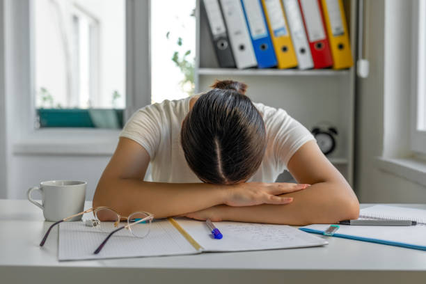 zmęczona dziewczyna śpiąca przy biurku - student sleeping boredom college student zdjęcia i obrazy z banku zdjęć