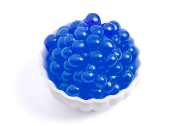 un bol rempli de boba bleu éclatant isolé sur fond blanc - gelatin dessert blueberry blue dessert photos et images de collection