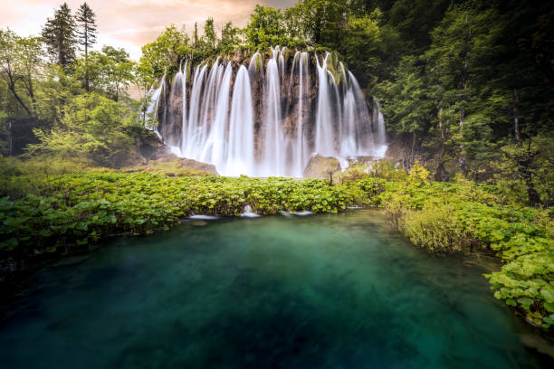 красивые водопады национального парка плитвицкие озера, хорватия - plitvice lakes national park water lake national park стоковые фото и изображения