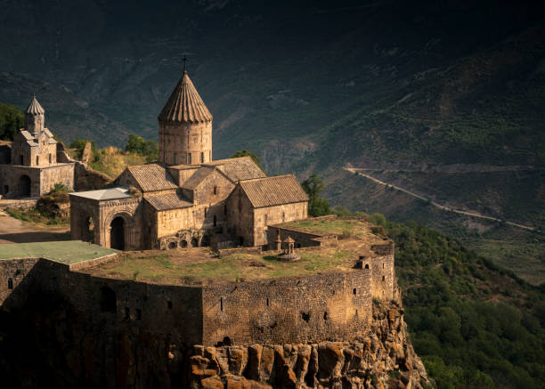 klasztor tatev o wschodzie słońca, armenia - travel monument church roof zdjęcia i obrazy z banku zdjęć