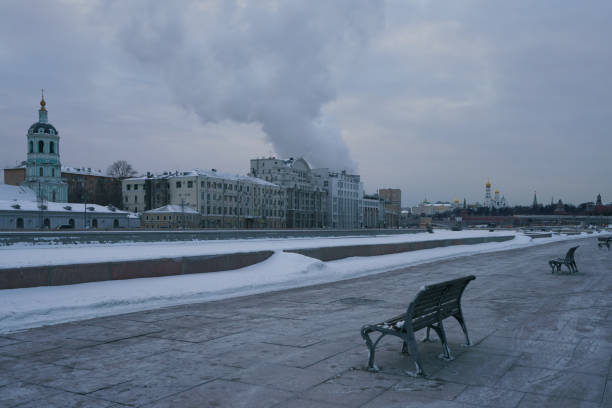 moscow cityscape in winter day - street furniture traffic lighting equipment urban scene imagens e fotografias de stock