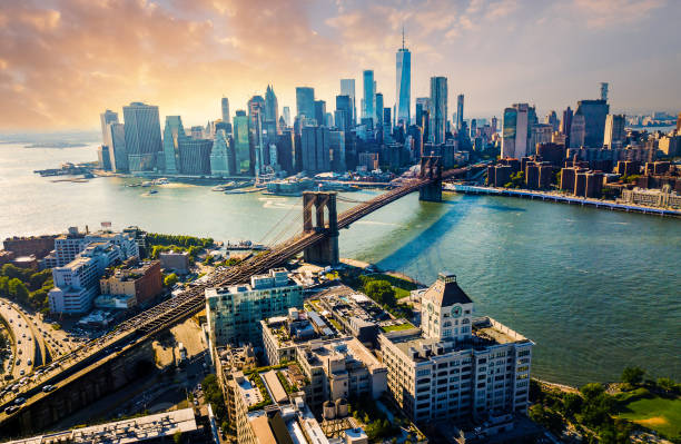 puesta de sol sobre el puente de manhattan vista aérea de la ciudad de nueva york - brooklyn bridge new york city brooklyn bridge fotografías e imágenes de stock