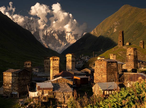 ushguli village bei sonnenuntergang in swanetien, georgien - svaneti stock-fotos und bilder
