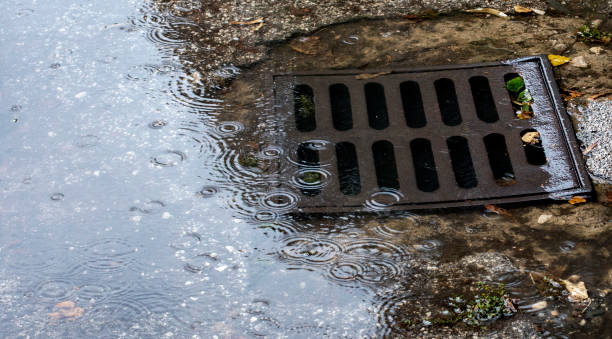 manhole problem - sewage pond imagens e fotografias de stock