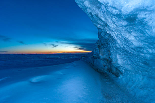 озеро гурон и залив джорджиан зимой в сумерках, тини, онтарио, канада - arctic snow ski glacier стоковые фото и изображения