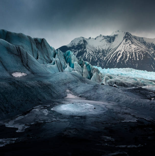 dramatic and moody svinafellsjokull glacier in iceland - skaftafell national park 個照片及圖片檔