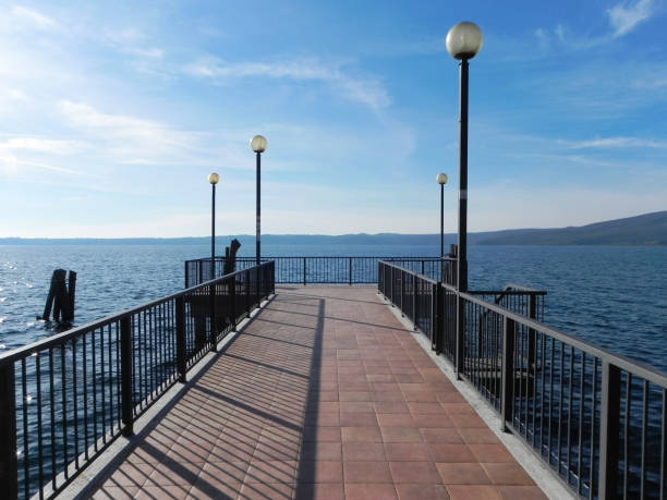 embarcadero de trevignano romano en italia - bracciano fotografías e imágenes de stock