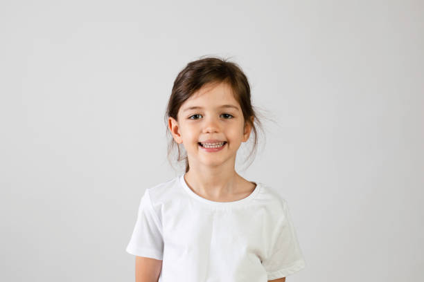 niña de seis años sonriendo - t shirt child white portrait fotografías e imágenes de stock