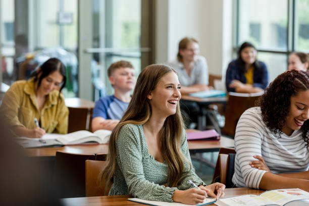 étudiants de prendre des notes pendant la formation - étudiant en université photos et images de collection