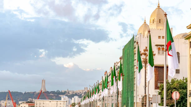 アルジェの都市の建物と旗