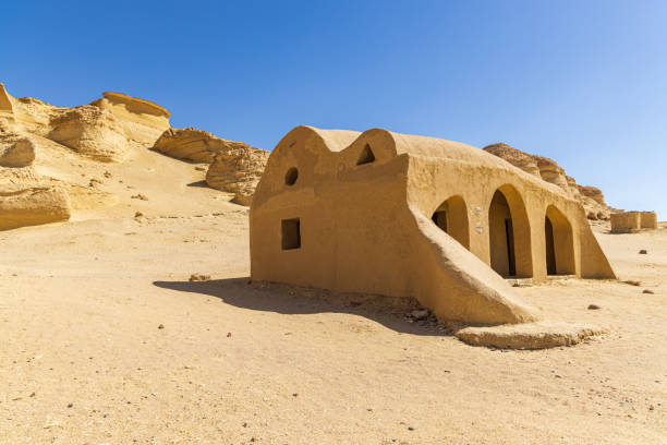 un pequeño edificio en el sitio paleontológico de wadi el-hitan. - fayoum fotografías e imágenes de stock