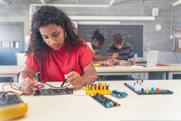 adolescente afroamericana studentessa che lavora sulla robotica elettronica nel corso di tecnologia - stem foto e immagini stock