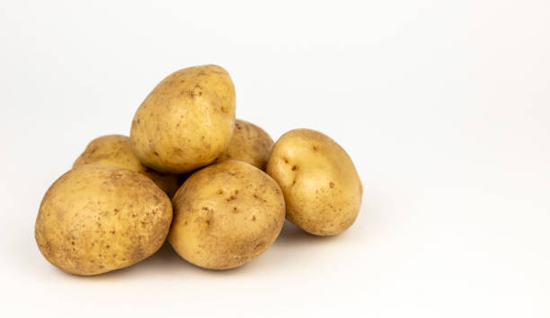 하얀 배경에 새로운 감자의 산 - new potato raw potato freshness organic 뉴스 사진 이미지