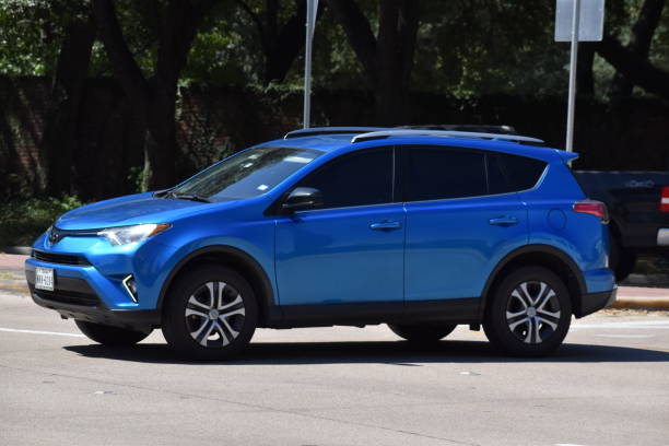 blauer toyota suv - texas blues stock-fotos und bilder