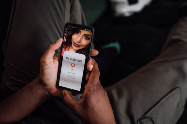 молодой человек использует приложение для знакомств - интернет знакомства стоковые фото и изображения