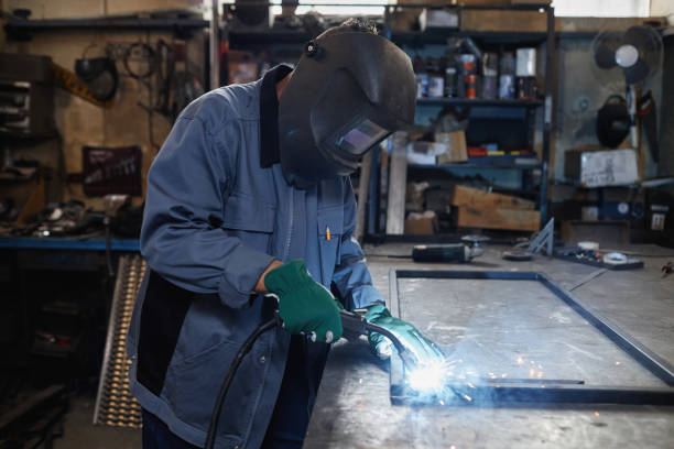 기어에 금속을 용접하는 여자 - craft welding torch female welder 뉴스 사진 이미지