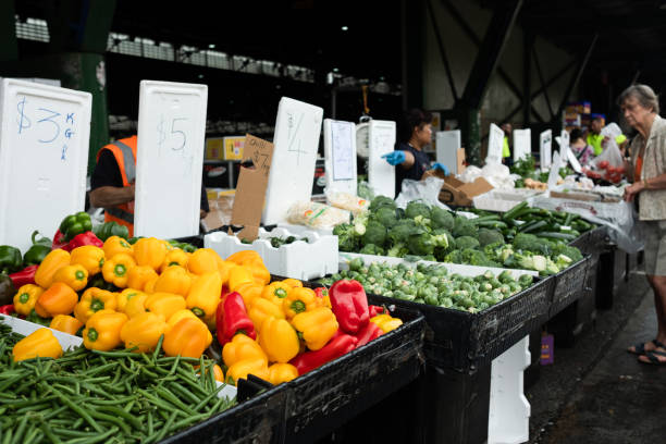 donna che fa la spesa per verdure fresche al mercato di un contadino a sydney - for sale industry farmers market market stall foto e immagini stock