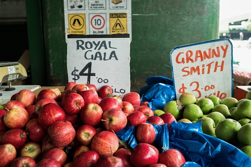 Royal Gala and Granny Smith apples for sale at Paddy’s Fresh Food Market in Flemington, Sydney — New South Wales, Australia