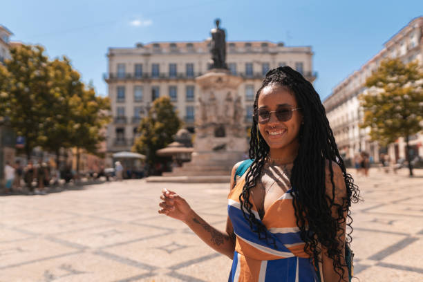 리스본의 praça luís de camões에서 화창한 하루를 즐기는 젊은 여성 - portuguese culture women ethnic smiling 뉴스 사진 이미지