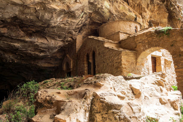 아테네 북쪽의 산 인 펜텔리 (penteli)의 davelis 동굴로 둘러싸인 정통 수도원 - cave church 뉴스 사진 이미지
