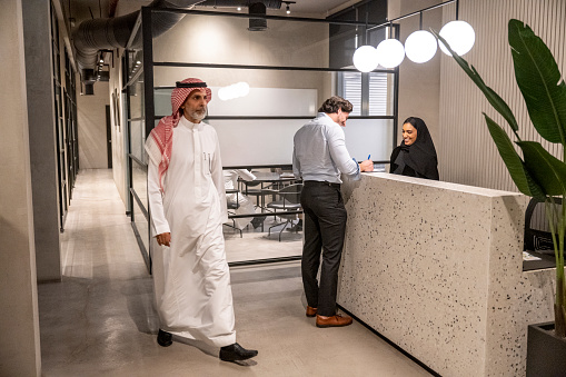 Recepcionista y gente de negocios en la oficina de coworking de Riad photo