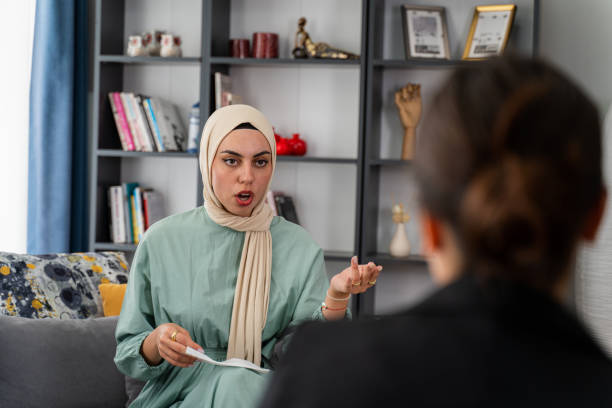 paciente musulmana que tiene una sesión de psicoterapia en el consultorio del psicólogo - middle eastern ethnicity teenage girls women sadness fotografías e imágenes de stock