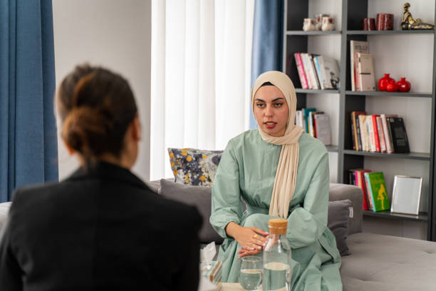 paciente musulmana que tiene una sesión de psicoterapia en el consultorio del psicólogo - middle eastern ethnicity teenage girls women sadness fotografías e imágenes de stock