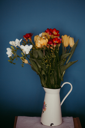 Bouquet of flowers in a vase, on the table.