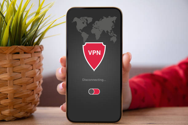 weibliche hand halten telefon mit app vpn auf dem bildschirm - computer software tunnel data technology stock-fotos und bilder