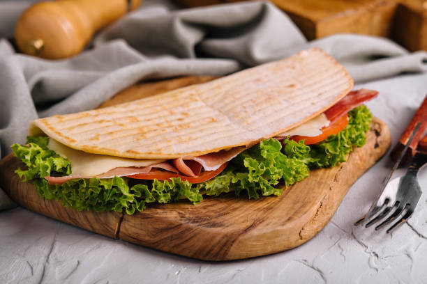 sándwich lavash con jamón y queso - sandwich submarine delicatessen salami fotografías e imágenes de stock