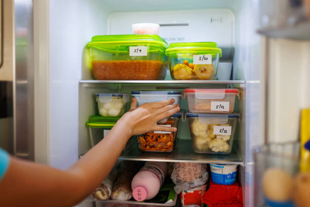 essensreste in kisten in einem kühlschrank verpackt - packaged food stock-fotos und bilder
