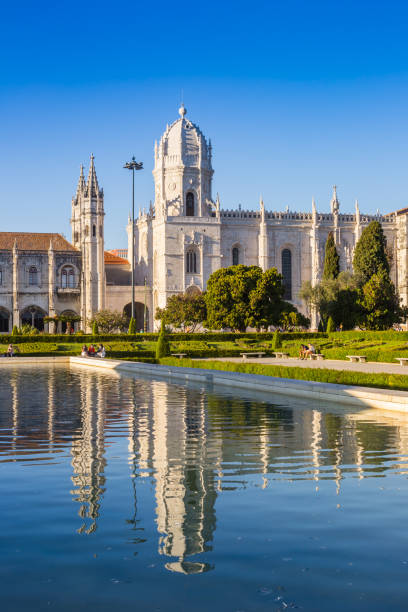 리스본 벨렘의 연못에 반사되는 제로니모스 수도원의 탑 - monastery of jeronimos 뉴스 사진 이미지