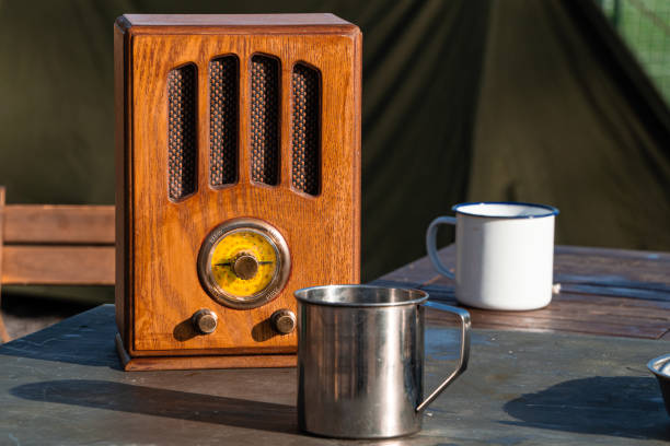 vieja radio en un campamento de la segunda guerra mundial recreacióntiempo de desayuno - cafe table outdoors speaker fotografías e imágenes de stock