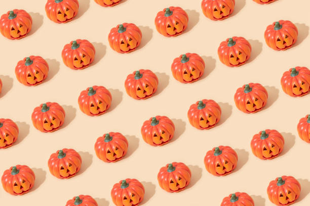 jack o lanterns sur fond beige clair. motif sans couture - halloween pumpkin jack olantern industry photos et images de collection