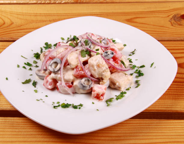 Ensalada mexicana con carne en el plato - foto de stock