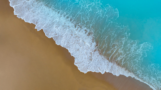 El sistema de ecología con una energía de agua de olas en la playa con un fondo tropical de verano, vista aérea photo