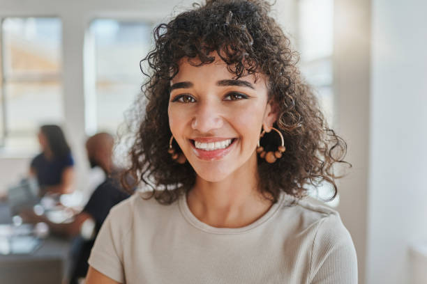 mujer de negocios, rostro o visión de motivación en startup creativa, empresa de marketing o publicidad. retrato feliz, sonrisa y pasante o nuevo trabajador brasileño con objetivos de idea de innovación o mentalidad de éxito - business looking at camera office new fotografías e imágenes de stock