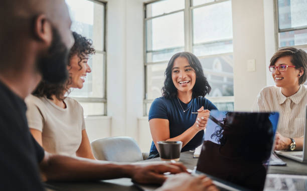 reunión de negocios, empresa global y diversidad de trabajo en equipo con computadora portátil, hombre y mujer negros en la oficina de sudáfrica. personas sonrientes, felices o creativas en la comunicación, la colaboración y la planificación estraté - employee fotografías e imágenes de stock