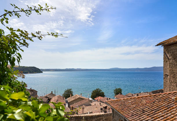 vista del lago bracciano desde anguillara sabazia, lago bracciano lazio italia - bracciano fotografías e imágenes de stock