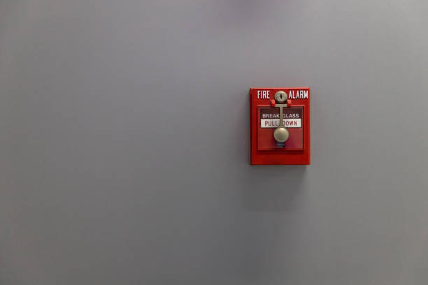 壁に火災報知器。火災警報器または警報装置またはベル警報装置の緊急事態。コンドミニアムの場所の警告とセキュリティシステムのためのセメント壁の火災警報ボックス。 - 18813 ストックフォトと画像