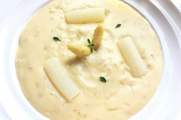 vue de dessus de la soupe à la crème d’asperges blanches (spargelsuppe) dans l’assiette blanche. - bavarian cream photos et images de collection