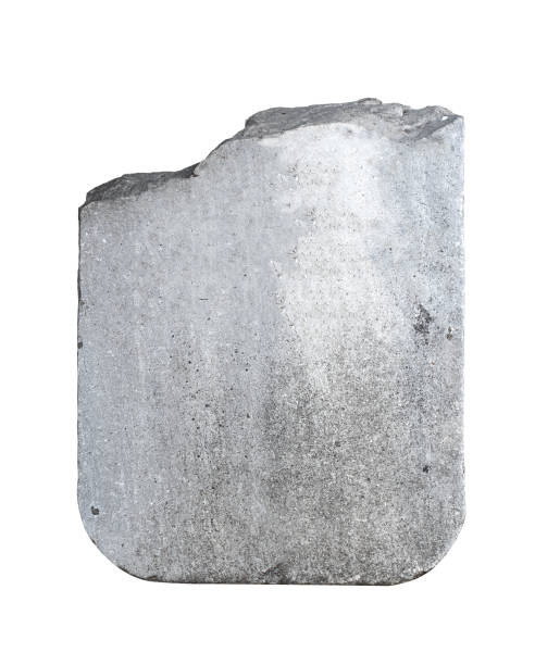 fragment einer leeren antiken großen quadratischen steintafel mit runden kanten und geschnitzter textur, isoliert auf weißem hintergrund - broken stones stock-fotos und bilder
